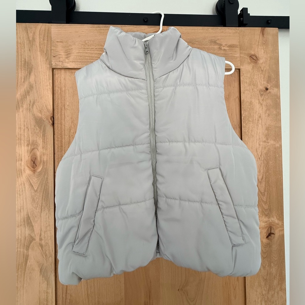 Women’s Lightweight Puffer Vest in Light Gray